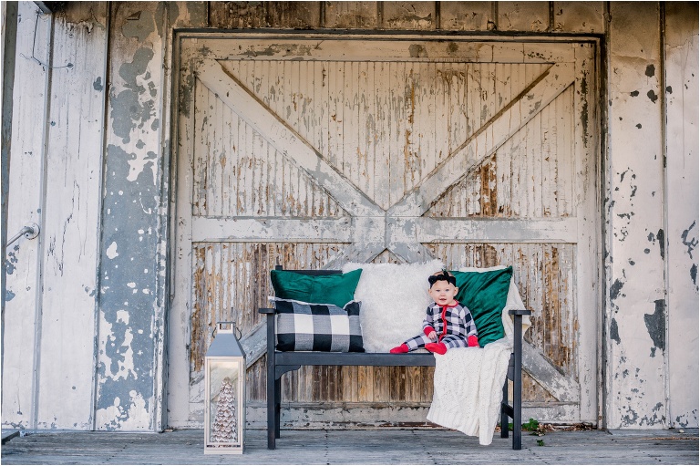 Christmas mini photoshoot in Georgetown Texas by natural light family photographer based ini Austin TX