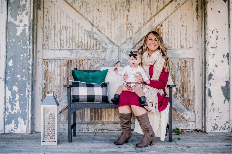 Christmas mini photoshoot in Georgetown Texas by natural light family photographer based ini Austin TX