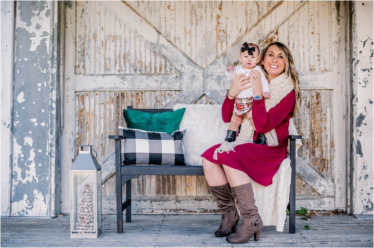 Christmas mini photoshoot in Georgetown Texas by natural light family photographer based ini Austin TX