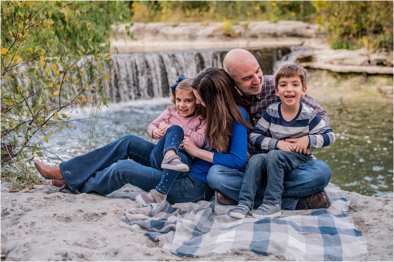 family photoshoot with twin children in round rock texas natural light portrait photographer