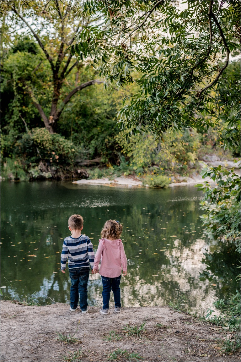 twin siblings in round rock texas by natural light children photographer austin tx